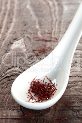 Safran auf Löffel / saffron on spoon