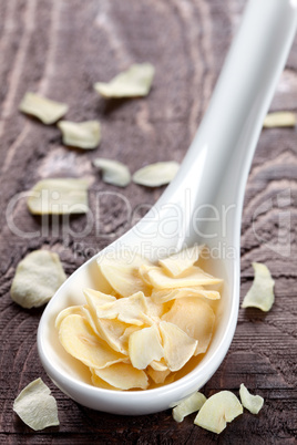 Knoblauchflocken auf Löffel / garlic flakes on spoon