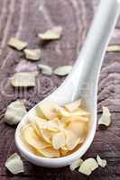 Knoblauchflocken auf Löffel / garlic flakes on spoon
