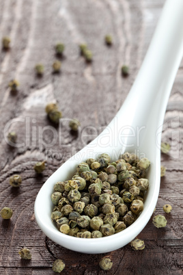 grüner Pfeffer auf Löffel / green pepper on spoon