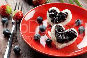 Toastherzen mit Marmelade / toast hearts with jam