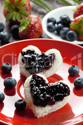 Herztoast mit Konfitüre / toast hearts with fresh jam