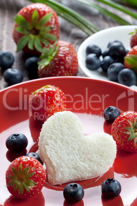 Brot in Herzform / a heart of toast with fruits