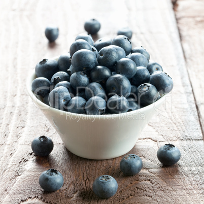 Heidelbeeren in Schale / bilberries in bowl