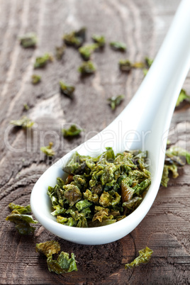 grüne Paprikaflocken auf Löffel / green paprika flakes on spoo