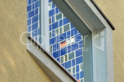 Deutschlandfahne aus Fenster hängend