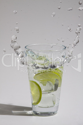 Wasser mit Eis und Limonen