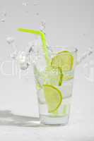 Wasser mit Eis und Limonen