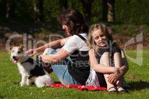 Frau mit Tochter und Hund