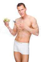 Mann mit einer Salatschüssel