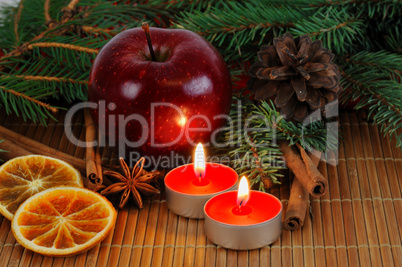 Weihnachtsdekoration mit rotem Apfel