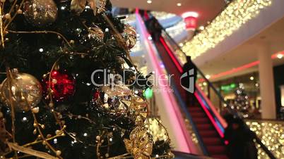 Rolltreppe im Einkaufszentrum mit Weihnachtsdekoration