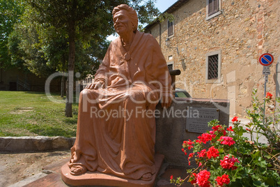 Bildnis der "Nonna Lucia" in Bolgheri, Toskana - Statue of  "Nonna Lucia" in Bolgheri, Tuscany, Italy