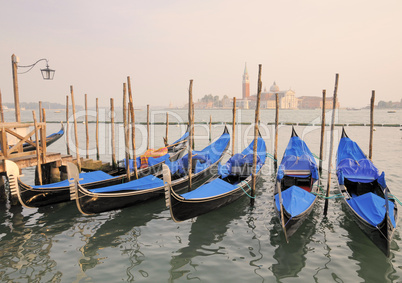 Gondeln und Kirche San Giogio Maggiore in Venedig