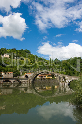 An der Ponte della Maddalena, Ponte del Diavolo (Teufelsbrücke) bei Borgo a Mozzano, Toskana, Italien - At the Ponte della Maddalena, Ponte del Diavolo near Borgo a Mozzano, Tuscany, Italy