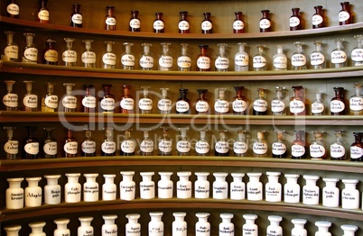 Nostalgische Medizinflaschen aus Glas und Keramik in einem Regal