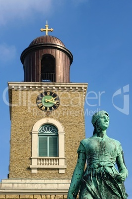 Marienkirche mit Tine Skulptur in Husum Nordfriesland