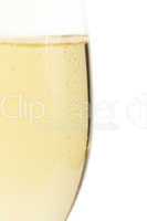 halbes kaltes sektglas gefüllt mit champagner