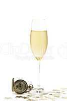 kaltes champagnerglas mit alter taschenuhr und metallsternen