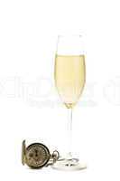 kaltes glas mit champagner und alter taschenuhr