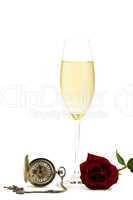 kalter champagner mit einer roten rose und einer alten taschenuhr