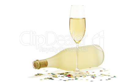 ein glass mit champagner vor einer flasche prosecco mit konfetti