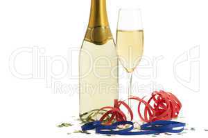 ein glas mit champagner mit einer sektflasche, konfetti und luftschlangen