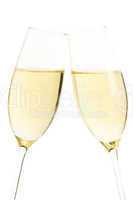 zwei schräge mit champagner gefüllte sektgläser