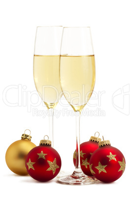 zwei sektgläser mit drei roten und einer goldenen christbaumkugel