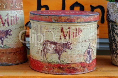 Nostalgische Dosen vom Flohmarkt mit Aufschrift Milk