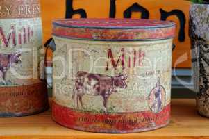 Nostalgische Dosen vom Flohmarkt mit Aufschrift Milk
