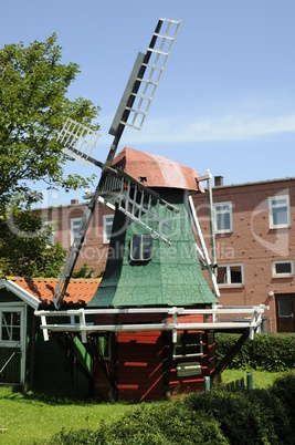 Windmühle in einem Garten auf Wangerooge