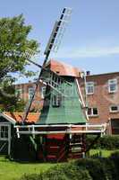 Windmühle in einem Garten auf Wangerooge