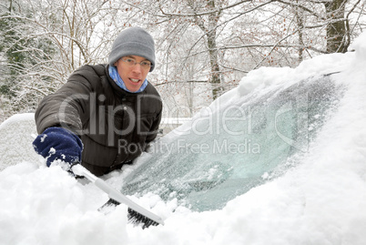 Das Auto vom Schnee befreien