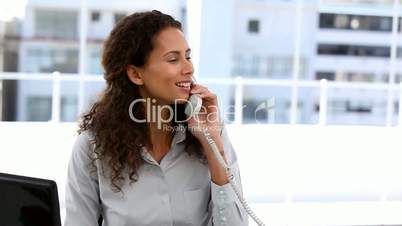 Geschäftsfrau telefoniert
