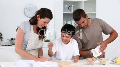 Familie beim Backen