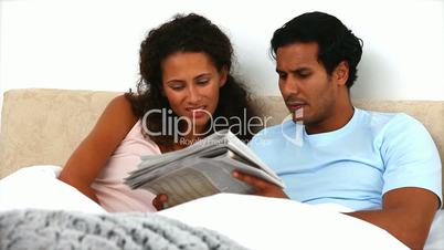 Paar liest Zeitung