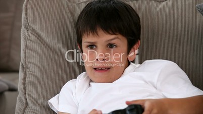 Junge mit Videospiel