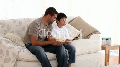 Vater und Sohn beim Fernsehen