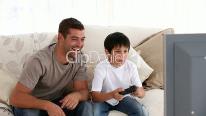 Vater und Sohn mit Videospiel