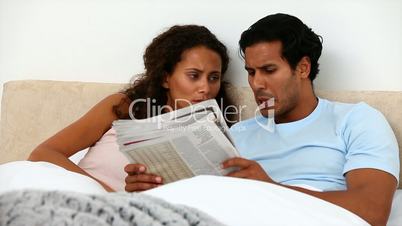 Paar liest im Bett