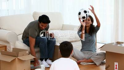 Familie beim Auspacken