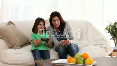 Mutter und Tochter mit Videospiel