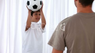 Vater und Sohn beim Ballspiel