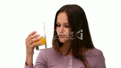Frau mit Orangensaftglas