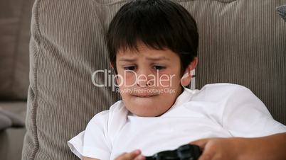 Junge beim Videospielen