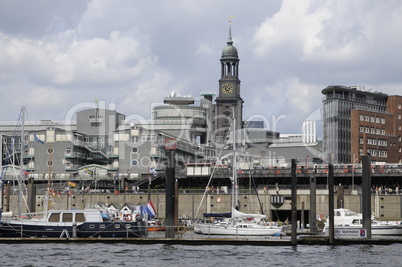 Hamburger Binnenhafen und Michel