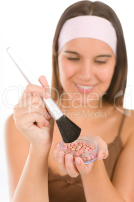 Make-up skin care - woman apply pearl powder