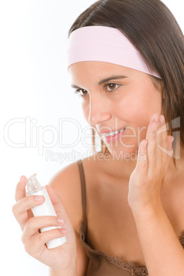 Make-up skin care - woman apply foundation