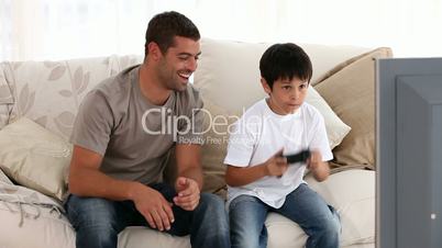 Vater und Sohn mit Videospiel